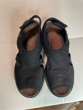 Bzees Black Fabric Open-Toe Comfort Sandals